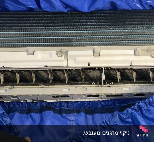 מזגן פתוח עם חלקים פנימיים גלויים